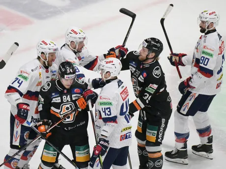 Na snímke šarvátka v piatom zápase semifinále play off hokejovej Tipos extraligy HC Košice – HKM Zvolen.