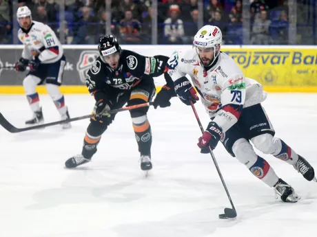 Filip Krivošík (vľavo) a Michal Beňo v dueli HC Košice - HKM Zvolen v prvom zápase semifinále play-off Tipos extraligy.