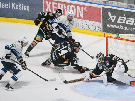 Jaroslav Janus (Košice) a vľavo Marko Stacha (Nitra) v piatom zápase finále play off hokejovej Tipos extraligy. 