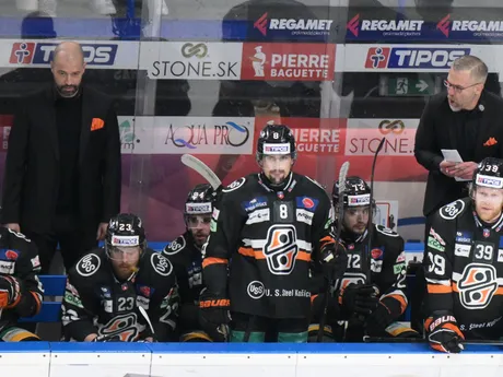 Na snímke lavička Košíc, vpravo v pozadí tréner Dan Ceman reaguje v piatom zápase semifinále play off hokejovej Tipos extraligy HC Košice – HKM Zvolen.