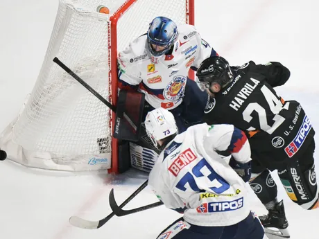 Matúš Havrila (vpravo), Michal Beňo a brankár Pavel Kantor v dueli HC Košice - HKM Zvolen v prvom zápase semifinále play-off Tipos extraligy.