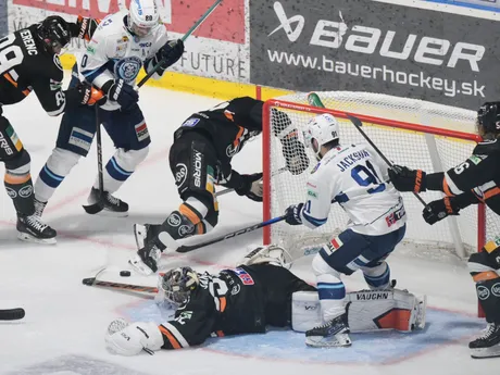 Jaroslav Janus (Košice) a druhý sprava Robby Jackson (Nitra) v piatom zápase finále play off hokejovej Tipos extraligy.