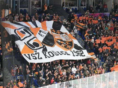 Na snímke fanklub Košíc povzbudzuje v piatom zápase semifinále play off hokejovej Tipos extraligy HC Košice – HKM Zvolen.