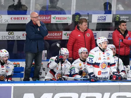 Tréner Peter Mikula na lavičke počas duelu HC Košice - HKM Zvolen v prvom zápase semifinále play-off Tipos extraligy.
