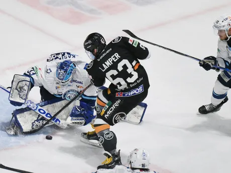 Patrik Lamper (Košice) a vľavo brankár Libor Kašík (Nitra) v piatom zápase finále play off hokejovej Tipos extraligy.
