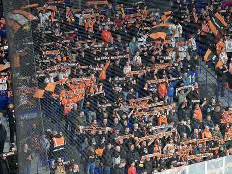 Na snímke fanklub Košíc povzbudzuje v piatom zápase semifinále play off hokejovej Tipos extraligy HC Košice – HKM Zvolen.