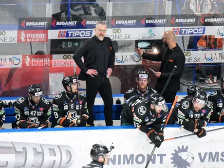 Lavička Košíc, vľavo v pozadí tréner Dan Ceman v piatom zápase finále play off hokejovej Tipos extraligy HC Košice - HK Nitra.