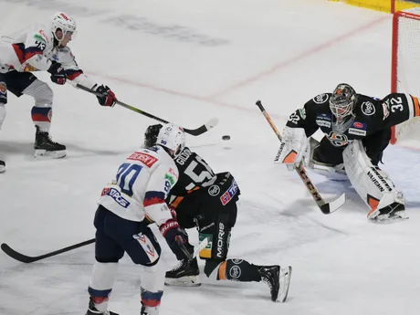 Na snímke vpravo brankár Jaroslav Janus (Košice) a vľavo Matej Macek (Zvolen) v piatom zápase semifinále play off hokejovej Tipos extraligy HC Košice – HKM Zvolen.