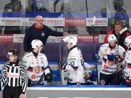 Na snímke vľavo v pozadí tréner Zvolena Peter Mikula gestikuluje na striedačke v piatom zápase semifinále play off hokejovej Tipos extraligy HC Košice – HKM Zvolen.