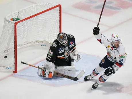 Na snímke vľavo brankár Jaroslav Janus (Košice) inkasuje druhý gól, ktorý rozhodcovia neuznali, vpravo sa predčasne raduje Martin Jakúbek (Zvolen) v piatom zápase semifinále play off hokejovej Tipos extraligy HC Košice – HKM Zvolen.