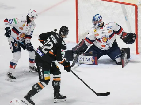 Na snímke uprostred Filip Krivošík (Košice) a vpravo brankár Pavel Kantor (Zvolen) v piatom zápase semifinále play off hokejovej Tipos extraligy HC Košice – HKM Zvolen.