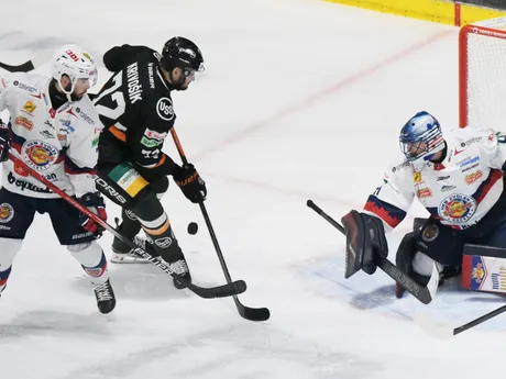 Na snímke uprostred Filip Krivošík (Košice) a vpravo brankár Pavel Kantor (Zvolen) v piatom zápase semifinále play off hokejovej Tipos extraligy HC Košice – HKM Zvolen.