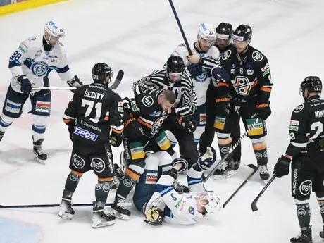 Šarvátka v 5. zápase finále play-off hokejovej Tipos extraligy HC Košice - HK Nitra.
