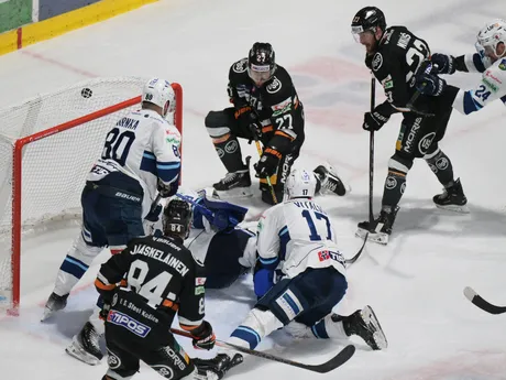 brankár Nitry Libor Kašík inkasuje druhý gól, ktorý rozhodcovia neuznali v siedmom zápase finále