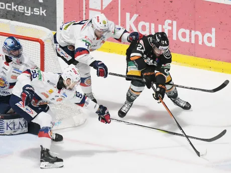 Na snímke vpravo Matúš Havrila (Košice), druhý sprava Bindulis Kristofers (Zvolen) v piatom zápase semifinále play off hokejovej Tipos extraligy HC Košice – HKM Zvolen.