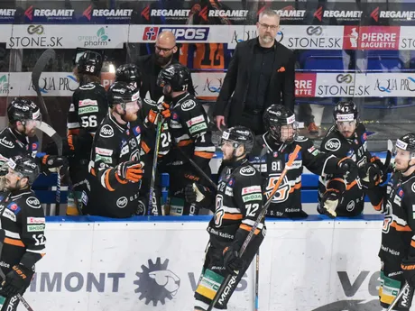 Hokejisti Košíc sa tešia z gólu v 5. zápase finálovej série proti HK Nitra. 