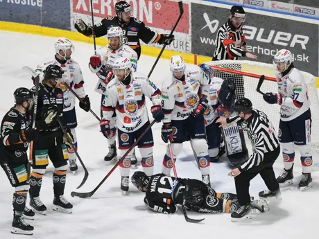Na snímke situácia pred bránou Zvolena v piatom zápase semifinále play off hokejovej Tipos extraligy HC Košice – HKM Zvolen.