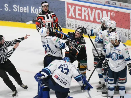 šarvátka v prvom zápase finále play off hokejovej Tipos extraligy medzi HC Košice – HK Nitra