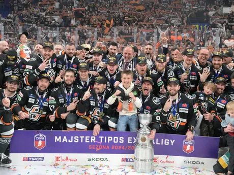 hráči Košíc s majstrovským pohárom po siedmom zápase finále