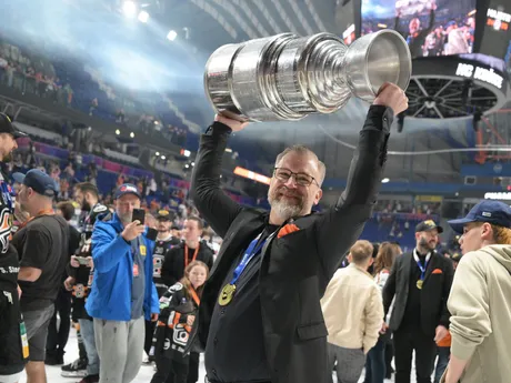 tréner Košíc Dan Ceman s majstrovským pohárom po siedmom zápase finále