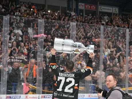 hráč Košíc Filip Krivošík s majstrovským pohárom po siedmom zápase finále