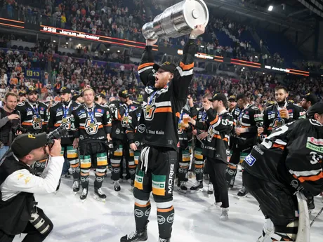 hráč Košíc Brett Pollock s majstrovským pohárom po siedmom zápase finále