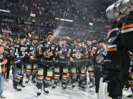 hráči Košíc s majstrovským pohárom po siedmom zápase finále