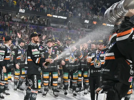 hráči Košíc s majstrovským pohárom po siedmom zápase finále 