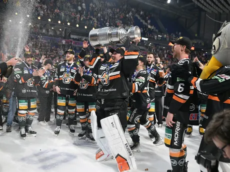 Jaroslav Janus s majstrovským pohárom po siedmom zápase finále