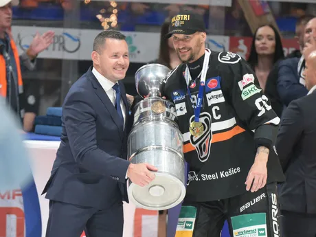 vpravo kapitán Košíc Michal Chovan preberá majstrovský pohár od Miroslava Laža po siedmom zápase finále