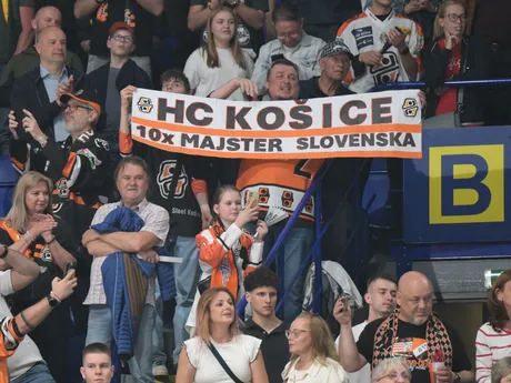 diváci po siedmom zápase finále