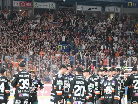diváci v Steel Aréne po siedmom zápase finále