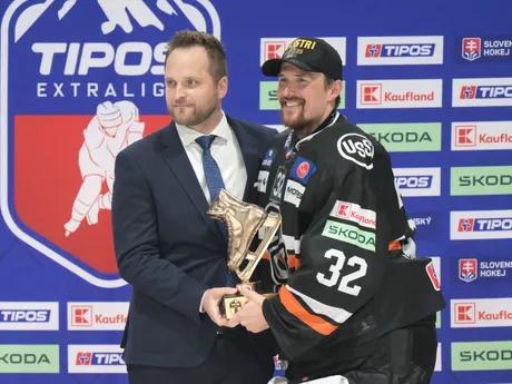 vpravo brankár Košíc Jaroslav Janus preberá ocenenie za najlepšieho hráča play off po siedmom zápase finále