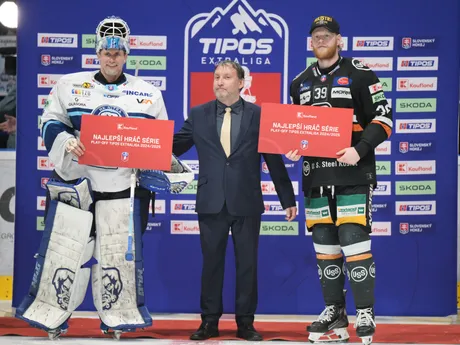 ocenení hráči, vľavo brankár Nitry Libor Kašík a vpravo hráč Košíc Brett Pollock po siedmom zápase finále