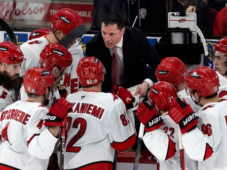 Tréner Caroliny Rod Brind'Amour rozdáva pokyny.