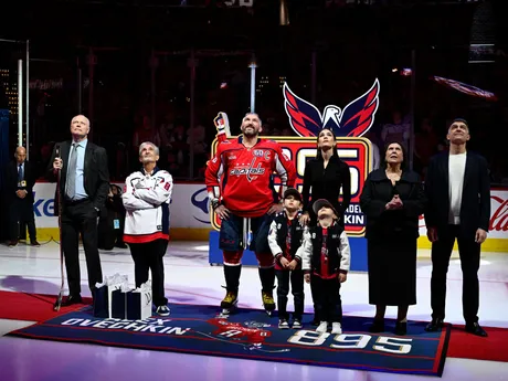 Alexander Ovečkin s rodinou počas slávnostného ceremoniálu počas zápasu NHL Washington Capitals - Carolina Hurricanes.