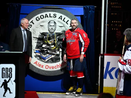 Alexander Ovečkin počas slávnostného ceremoniálu počas zápasu NHL Washington Capitals - Carolina Hurricanes.
