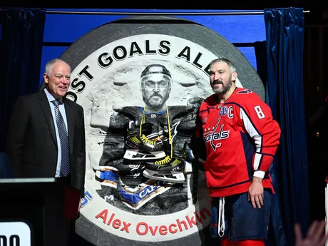 Alexander Ovečkin počas slávnostného ceremoniálu počas zápasu NHL Washington Capitals - Carolina Hurricanes.
