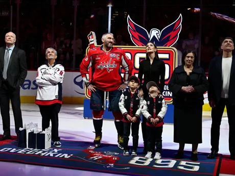 Alexander Ovečkin s rodinou počas slávnostného ceremoniálu počas zápasu NHL Washington Capitals - Carolina Hurricanes.