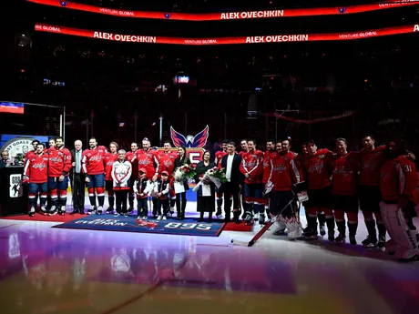 Alexander Ovečkin s rodinou a spoluhráčmi počas slávnostného ceremoniálu počas zápasu NHL Washington Capitals - Carolina Hurricanes.