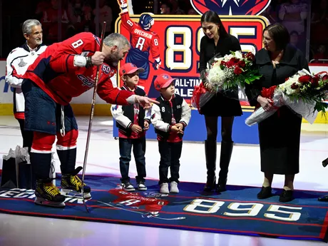Alexander Ovečkin s rodinou počas slávnostného ceremoniálu počas zápasu NHL Washington Capitals - Carolina Hurricanes.