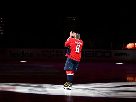 Alexander Ovečkin počas slávnostného ceremoniálu počas zápasu NHL Washington Capitals - Carolina Hurricanes.