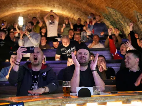 Ruskí fanúšikovia oslavujú gólový rekord Alexandra Ovečkina.