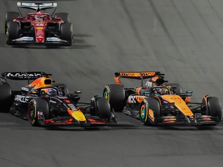 Max Verstappen a Oscar Piastri počas Veľkej ceny Saudskej Arábie 2025. 