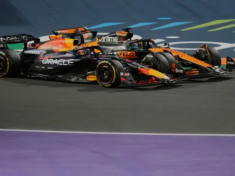 Max Verstappen a Oscar Piastri počas Veľkej ceny Saudskej Arábie 2025. 