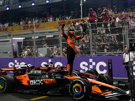 Austrálsky jazdec F1 Oscar Piastri z McLarenu oslavuje víťazstvo na Veľkej cene Saudskej Arábie.