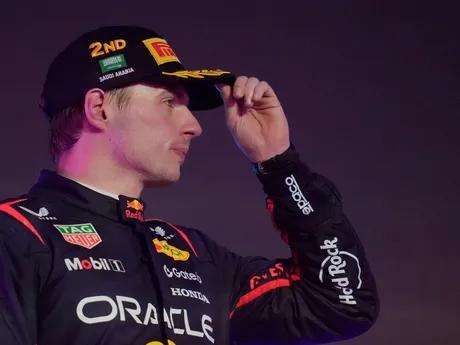 Max Verstappen na pódiu na Veľkej cene Saudskej Arábie.