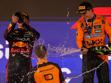 Austrálsky jazdec F1 Oscar Piastri (vpravo) z McLarenu oslavuje na pódiu víťazstvo na Veľkej cene Saudskej Arábie.