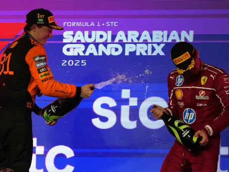 Oscar Piastri a Charles Leclerc na stupni víťazov.