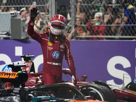 Charles Leclerc na Ferrari v cieli pretekov.